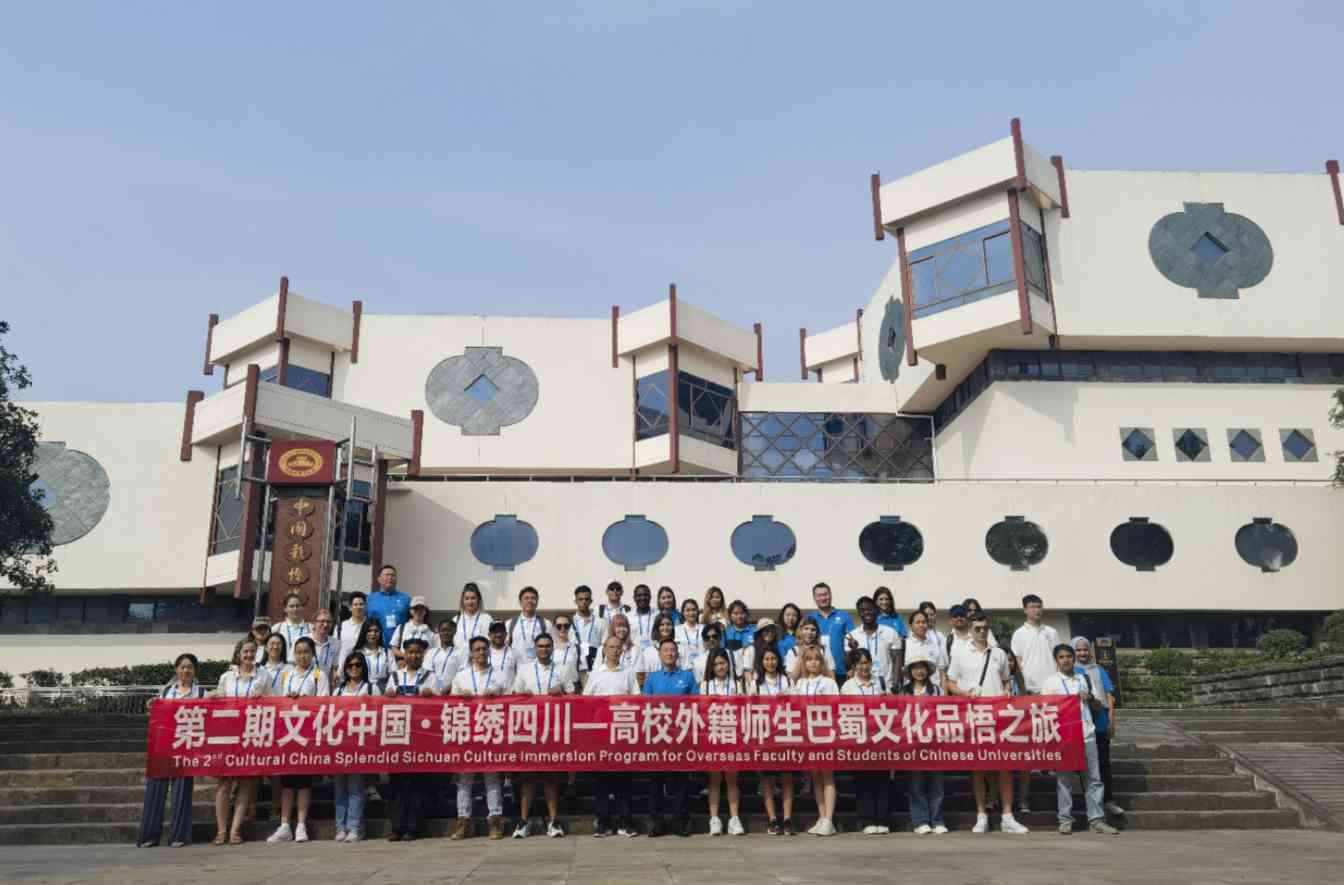 高校外籍师生探寻巴蜀彩灯文化传承之旅(图1)