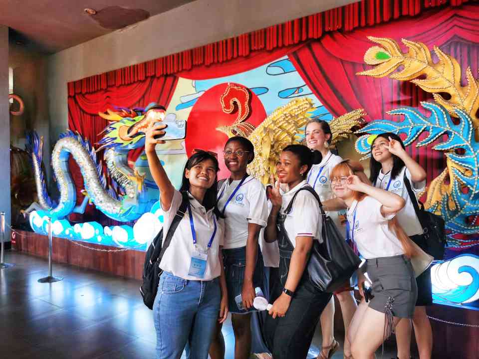 高校外籍师生探寻巴蜀彩灯文化传承之旅(图4)