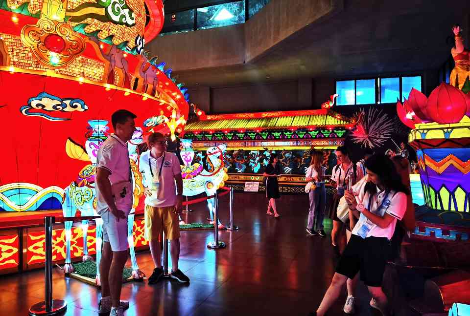 高校外籍师生探寻巴蜀彩灯文化传承之旅(图3)