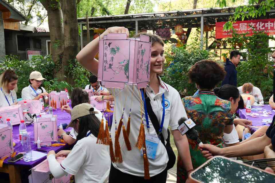 高校外籍师生探寻巴蜀彩灯文化传承之旅(图7)