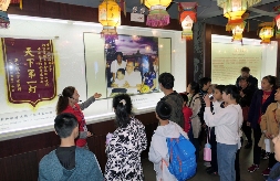 彩灯连接心声：自贡市爱耳日志愿服务活动助力青少年成长(图2)