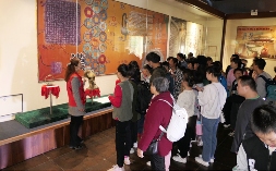 彩灯连接心声：自贡市爱耳日志愿服务活动助力青少年成长(图1)