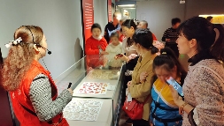 彩灯连接心声：自贡市爱耳日志愿服务活动助力青少年成长(图3)