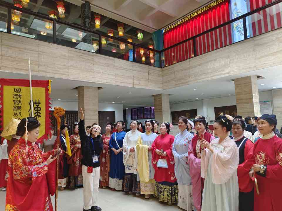 汉服推广掀起传统文化传承新热潮(图1)