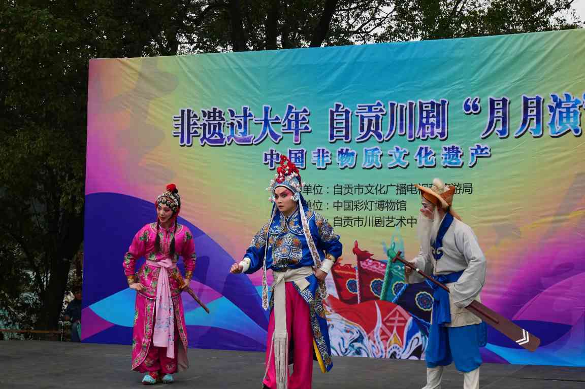 春节黄金周彩灯博物馆免费开放吸引年轻观众打卡活动(图7) 春节黄金周彩灯博物馆免费开放吸引年轻观众打卡活动(图7)