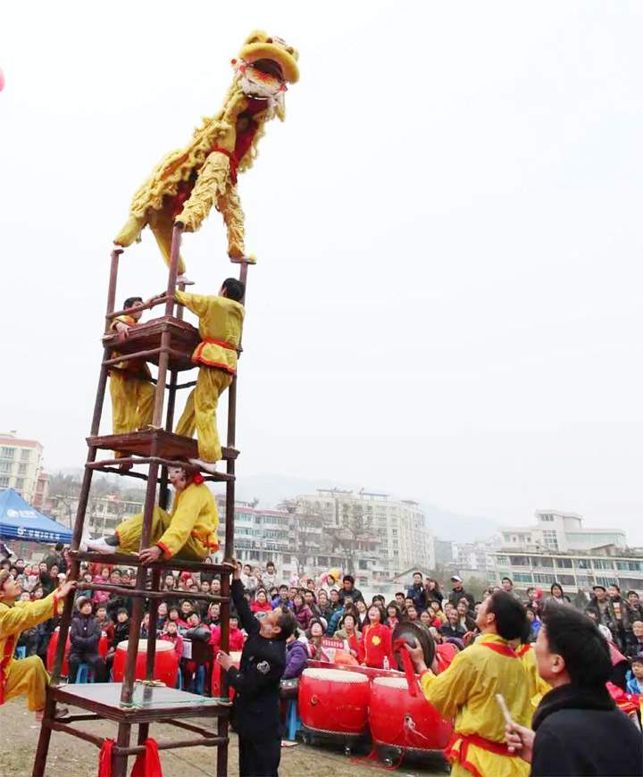 贵州兴义高台狮灯舞:非遗传承的惊险杂技艺术(图5) 贵州兴义高台狮灯舞:非遗传承的惊险杂技艺术(图5)