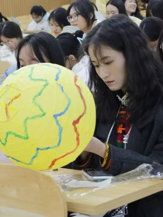非遗彩灯文化进校园助力传统文化传承(图4) 非遗彩灯文化进校园助力传统文化传承(图4)
