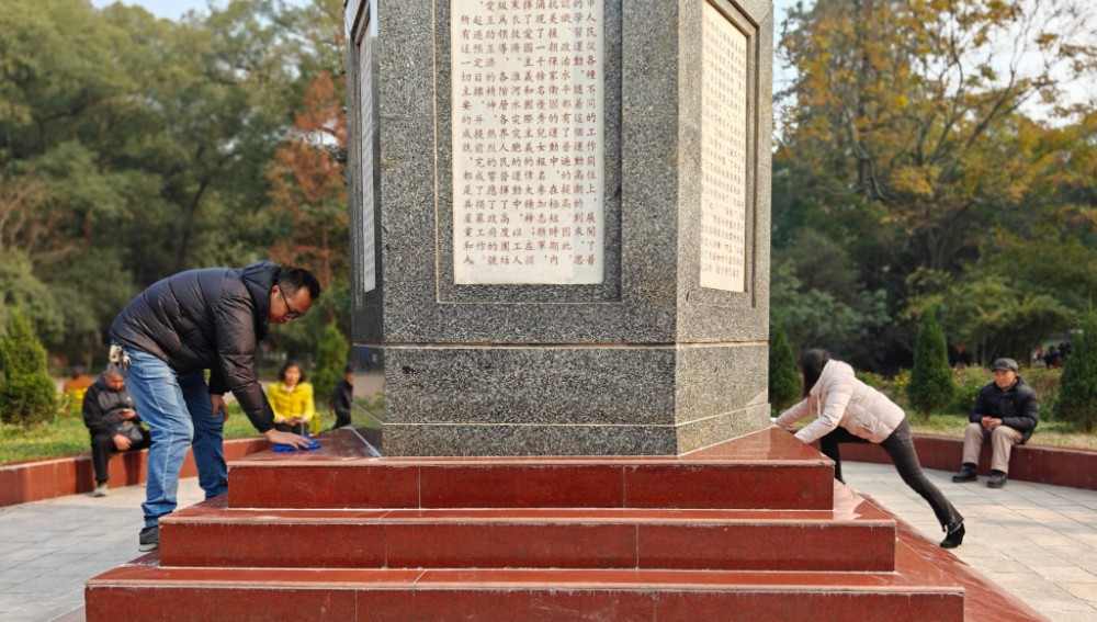 中国彩灯博物馆党支部开展 “学习身边榜样”报告宣讲 暨“我为群众办实事”志愿服务活动(图6)