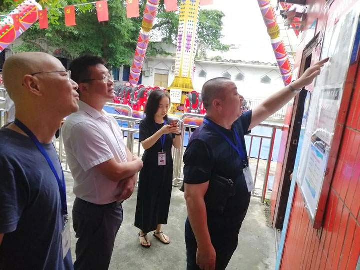 彩灯公园节前游乐设施安全检查确保假日运行平稳(图2) 彩灯公园节前游乐设施安全检查确保假日运行平稳(图2)