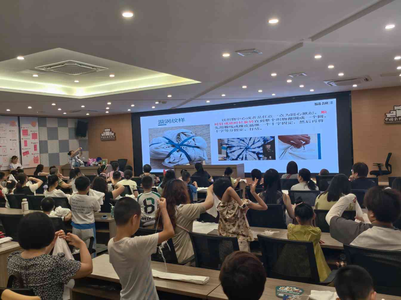 暑趣染坊,灯影童行——中国彩灯博物馆暑期活动点亮非遗传承与安全守护(图1) 暑趣染坊,灯影童行——中国彩灯博物馆暑期活动点亮非遗传承与安全守护(图1)